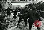 Standbild Shrovetide übereinstimmen Ashbourne England, 1930, aus Sekunde 51 historischem Filmmaterial Videoclip 65675035105