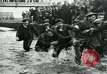 Standbild Shrovetide übereinstimmen Ashbourne England, 1930, aus Sekunde 55 historischem Filmmaterial Videoclip 65675035105