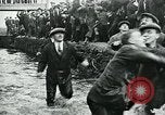 Standbild Shrovetide übereinstimmen Ashbourne England, 1930, aus Sekunde 57 historischem Filmmaterial Videoclip 65675035105