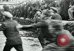 Standbild Shrovetide übereinstimmen Ashbourne England, 1930, aus Sekunde 58 historischem Filmmaterial Videoclip 65675035105