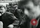 Standbild Shrovetide übereinstimmen Ashbourne England, 1930, aus Sekunde 59 historischem Filmmaterial Videoclip 65675035105