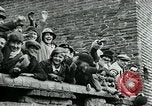 Standbild Shrovetide übereinstimmen Ashbourne England, 1930, aus Sekunde 62 historischem Filmmaterial Videoclip 65675035105