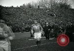 Standbild Rugby-spiel Paris Frankreich, 1930, aus Sekunde 22 historischem Filmmaterial Videoclip 65675035112