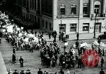 Standbild Pro-sozialistischen Mai 1930 Parade in New York New York City USA, 1930, aus Sekunde 10 historischem Filmmaterial Videoclip 65675035113