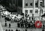 Standbild Pro-sozialistischen Mai 1930 Parade in New York New York City USA, 1930, aus Sekunde 14 historischem Filmmaterial Videoclip 65675035113