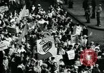 Standbild Pro-sozialistischen Mai 1930 Parade in New York New York City USA, 1930, aus Sekunde 20 historischem Filmmaterial Videoclip 65675035113