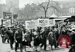 Standbild Pro-sozialistischen Mai 1930 Parade in New York New York City USA, 1930, aus Sekunde 34 historischem Filmmaterial Videoclip 65675035113