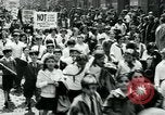 Standbild Pro-sozialistischen Mai 1930 Parade in New York New York City USA, 1930, aus Sekunde 47 historischem Filmmaterial Videoclip 65675035113