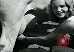 Immagine di Donne americane Pomona California USA, 1931, secondo 42 filmato di repertorio 65675035119