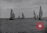 Standbild Kraftfahrzeuge mit Segel Abu-Sueir Ägypten, 1932, aus Sekunde 13 historischem Filmmaterial Videoclip 65675035146