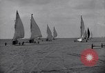 Standbild Kraftfahrzeuge mit Segel Abu-Sueir Ägypten, 1932, aus Sekunde 15 historischem Filmmaterial Videoclip 65675035146