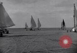 Standbild Kraftfahrzeuge mit Segel Abu-Sueir Ägypten, 1932, aus Sekunde 17 historischem Filmmaterial Videoclip 65675035146