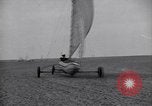 Standbild Kraftfahrzeuge mit Segel Abu-Sueir Ägypten, 1932, aus Sekunde 31 historischem Filmmaterial Videoclip 65675035146