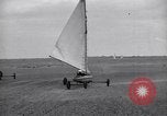 Standbild Kraftfahrzeuge mit Segel Abu-Sueir Ägypten, 1932, aus Sekunde 35 historischem Filmmaterial Videoclip 65675035146