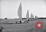 Standbild Kraftfahrzeuge mit Segel Abu-Sueir Ägypten, 1932, aus Sekunde 46 historischem Filmmaterial Videoclip 65675035146