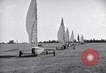 Standbild Kraftfahrzeuge mit Segel Abu-Sueir Ägypten, 1932, aus Sekunde 47 historischem Filmmaterial Videoclip 65675035146