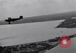 Standbild Armee O-1B Flugzeuge schleppen Ziele Fort Monroe Virginia USA, 1932, aus Sekunde 23 historischem Filmmaterial Videoclip 65675035153