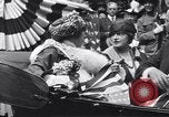 Image Sara Bernhardt revenant du front français Première Guerre Mondiale New York City USA, 1915, de la seconde 29 séquences d'archives historiques vidéo 65675035169