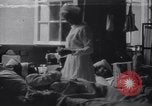 Immagine di L'infermiera tendente a feriti soldati americani nella  prima guerra mondiale United States USA, 1918, secondo 1 filmato di repertorio 65675035179