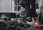 Immagine di L'infermiera tendente a feriti soldati americani nella  prima guerra mondiale United States USA, 1918, secondo 3 filmato di repertorio 65675035179