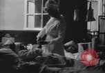 Immagine di L'infermiera tendente a feriti soldati americani nella  prima guerra mondiale United States USA, 1918, secondo 6 filmato di repertorio 65675035179
