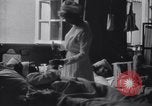Immagine di L'infermiera tendente a feriti soldati americani nella  prima guerra mondiale United States USA, 1918, secondo 7 filmato di repertorio 65675035179