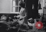 Immagine di L'infermiera tendente a feriti soldati americani nella  prima guerra mondiale United States USA, 1918, secondo 10 filmato di repertorio 65675035179
