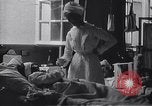 Immagine di L'infermiera tendente a feriti soldati americani nella  prima guerra mondiale United States USA, 1918, secondo 21 filmato di repertorio 65675035179