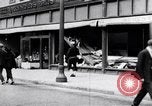 Immagine di I rifugiati da TA Gillespie Shell impianto di caricamento di esplosione Perth Amboy New Jersey USA, 1918, secondo 18 filmato di repertorio 65675035181