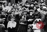 Image Samuel Gompers visites boyhood home London England Royaume-Uni, 1917, de la seconde 6 séquences d'archives historiques vidéo 65675035182