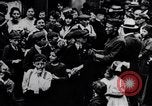 Image Samuel Gompers visites boyhood home London England Royaume-Uni, 1917, de la seconde 7 séquences d'archives historiques vidéo 65675035182