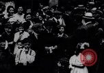 Image Samuel Gompers visites boyhood home London England Royaume-Uni, 1917, de la seconde 8 séquences d'archives historiques vidéo 65675035182