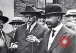 Image Samuel Gompers visites boyhood home London England Royaume-Uni, 1917, de la seconde 9 séquences d'archives historiques vidéo 65675035182