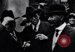 Image Samuel Gompers visites boyhood home London England Royaume-Uni, 1917, de la seconde 11 séquences d'archives historiques vidéo 65675035182
