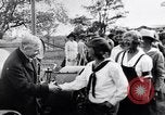 Image Gouverneur Lowden visites des travailleurs agricoles des femmes pendant la guerre Libertyville Illinois USA, 1917, de la seconde 22 séquences d'archives historiques vidéo 65675035188