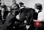 Image Gouverneur Lowden visites des travailleurs agricoles des femmes pendant la guerre Libertyville Illinois USA, 1917, de la seconde 36 séquences d'archives historiques vidéo 65675035188