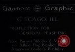 Immagine di La donna cuce Allied bandiera coperta per Pershing compleanno Chicago Illinois USA, 1917, secondo 1 filmato di repertorio 65675035206