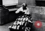 Immagine di La donna cuce Allied bandiera coperta per Pershing compleanno Chicago Illinois USA, 1917, secondo 3 filmato di repertorio 65675035206