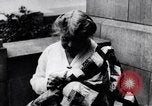 Immagine di La donna cuce Allied bandiera coperta per Pershing compleanno Chicago Illinois USA, 1917, secondo 8 filmato di repertorio 65675035206