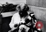Immagine di La donna cuce Allied bandiera coperta per Pershing compleanno Chicago Illinois USA, 1917, secondo 9 filmato di repertorio 65675035206