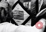Immagine di La donna cuce Allied bandiera coperta per Pershing compleanno Chicago Illinois USA, 1917, secondo 14 filmato di repertorio 65675035206
