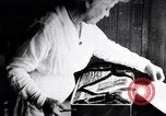 Immagine di La donna cuce Allied bandiera coperta per Pershing compleanno Chicago Illinois USA, 1917, secondo 27 filmato di repertorio 65675035206