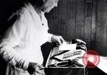 Immagine di La donna cuce Allied bandiera coperta per Pershing compleanno Chicago Illinois USA, 1917, secondo 28 filmato di repertorio 65675035206