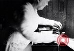 Immagine di La donna cuce Allied bandiera coperta per Pershing compleanno Chicago Illinois USA, 1917, secondo 29 filmato di repertorio 65675035206