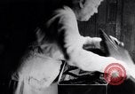 Immagine di La donna cuce Allied bandiera coperta per Pershing compleanno Chicago Illinois USA, 1917, secondo 31 filmato di repertorio 65675035206