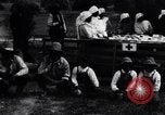 Standbild Mono Native American Indian Women make Bandagen für Ersten Weltkrieg Aufwand Dunlap California USA, 1917, aus Sekunde 3 historischem Filmmaterial Videoclip 65675035207