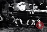 Standbild Mono Native American Indian Women make Bandagen für Ersten Weltkrieg Aufwand Dunlap California USA, 1917, aus Sekunde 5 historischem Filmmaterial Videoclip 65675035207