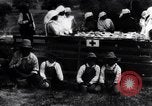Standbild Mono Native American Indian Women make Bandagen für Ersten Weltkrieg Aufwand Dunlap California USA, 1917, aus Sekunde 6 historischem Filmmaterial Videoclip 65675035207