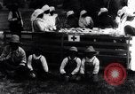 Standbild Mono Native American Indian Women make Bandagen für Ersten Weltkrieg Aufwand Dunlap California USA, 1917, aus Sekunde 7 historischem Filmmaterial Videoclip 65675035207