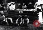 Standbild Mono Native American Indian Women make Bandagen für Ersten Weltkrieg Aufwand Dunlap California USA, 1917, aus Sekunde 8 historischem Filmmaterial Videoclip 65675035207